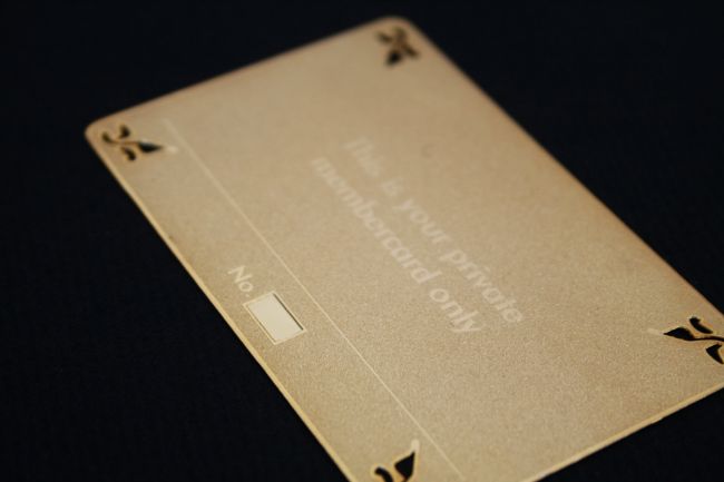 Carte de luxe métallique pour association à Maubeuge